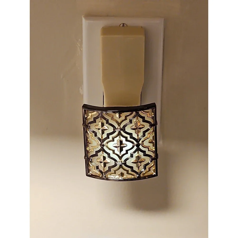 Bath & Body Works Wallflower Plug In Metallic Shiny Square Night Light Diffuser